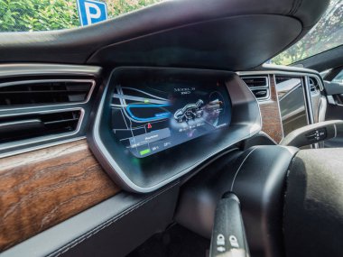 Urmond, Hollanda - 31 Mayıs 2018: Urmond içinde şarj üzerinde bir araba istasyonla kompresörle Tesla. Tesla Motors montaj fabrikası Tilburg, pano ile Tesla araba göstermek.
