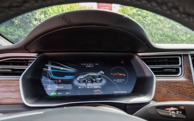 Urmond, Hollanda - 31 Mayıs 2018: Urmond içinde şarj üzerinde bir araba istasyonla kompresörle Tesla. Tesla Motors montaj fabrikası Tilburg, pano ile Tesla araba göstermek.