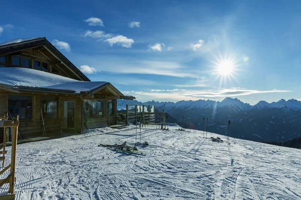 Espreguiçadeiras Amarelas Encosta Dolomitas Área Esqui Dia Ensolarado Área Esqui — Fotografia de Stock