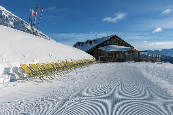 Espreguiçadeiras Amarelas Encosta Dolomitas Área Esqui Dia Ensolarado Área Esqui — Fotografia de Stock