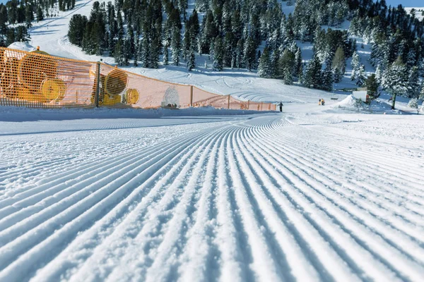 在白云岩的改良斜坡上的阴影游戏 冬季的空滑雪斜坡在一个晴朗的日子 准备滑雪斜坡 — 图库照片