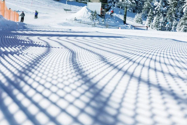 在白云岩的改良斜坡上的阴影游戏 冬季的空滑雪斜坡在一个晴朗的日子 准备滑雪斜坡 — 图库照片