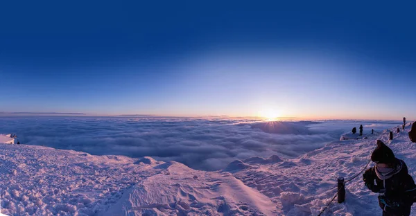 谷の反転に沈む夕日に Snezka からパノラマの景色 クルコノシェ山脈の冬の Snezka 山のピーク チェコ共和国 — ストック写真