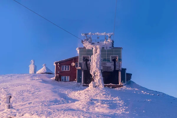 Het Bergstation Van Cabine Lift Snezka Winterlandschap Verlicht Door Ondergaande — Stockfoto
