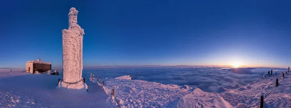 谷の反転に沈む夕日に Snezka からパノラマの景色 クルコノシェ山脈の冬の Snezka 山のピーク チェコ共和国 — ストック写真