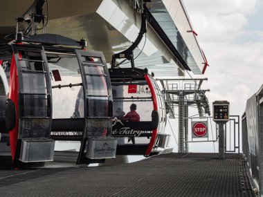 Tatranska Lomnica, Slovakya - Ağustos, 25, 2018: Üst teleferik istasyonu, popüler kayak ve resort Tatranska Lomnica hiking Modern teleferik Yüksek Tatras dağlarda bulunan.