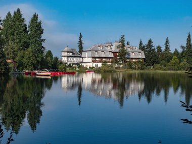 Dağ gölü Strbske pleso Milli Parkı yüksek Tatra, Vysoke Traty, Slovakya, Avrupa'nın. Strbske pleso, Slovakya, Avrupa. Güzellik Dünya.