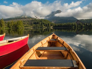 Dağ gölü Strbske pleso Milli Parkı yüksek Tatra, Vysoke Traty, Slovakya, Avrupa'nın. Strbske pleso, Slovakya, Avrupa. Güzellik Dünya.