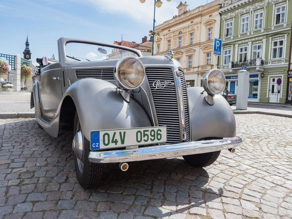 Vysoke Myto チェコ共和国 2018 歴史的車プラーガ ピッコロ Vysoke Myto の広場にさらされる 1938年車 ロイヤリティフリーのストック画像