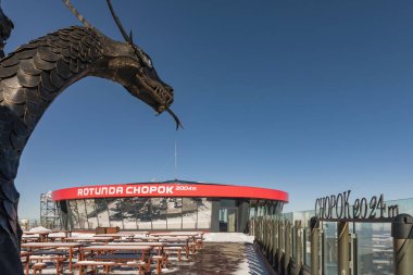 Jasna, Slovakya - 05 Ekim 2018. Jasna, üç başlı bir ejderha istasyonunda Jasna - Chopok heykeli. Nizke Tatry, düşük Tatras, düşük Tatra Dağları, Slovakya