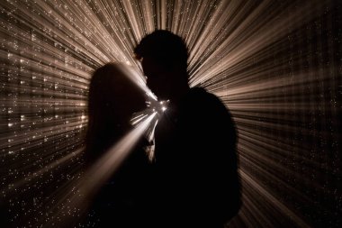 Işık soyut projeksiyon. Renkli ışık ışınları. Renkli ışınları karakter silüeti.