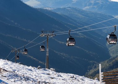 Chopok, Slovakya - 05 Ekim 2018: bir yaz spor resort alanı - Jasna, Cable car Chopok Slovakya kayak merkezinde Cable car kabin. Alt Tatra Dağları.