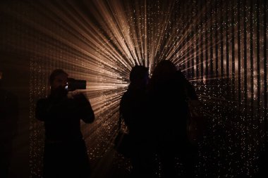 Işık soyut projeksiyon. Renkli ışık ışınları. Renkli ışınları karakter silüeti.