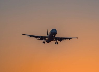 Uçağı akşam yaklaşımlar.