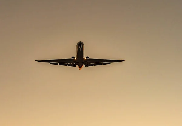 Airliner Approaches Evening — Stock Photo, Image