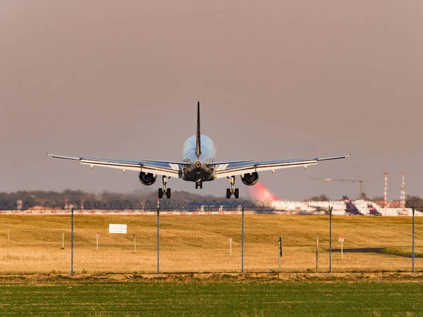 Praha Česká Republika Října 2018 Letoun Přistál Vaclav Havel Airport — Stock fotografie