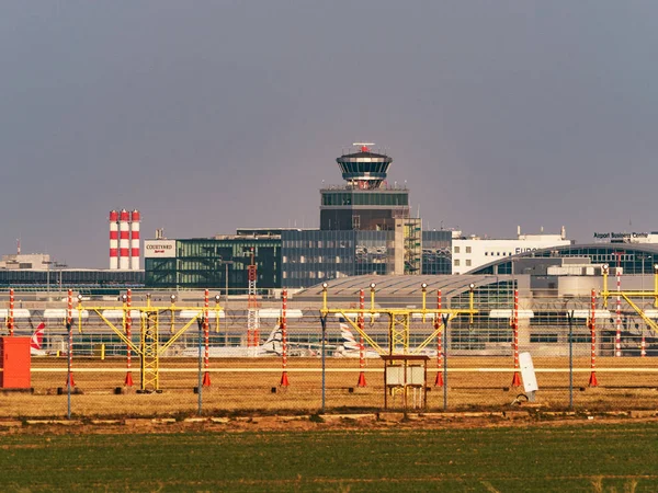 布拉格 捷克共和国 2018年10月11日 布拉格鲁济涅国际机场控制塔大厦 从跑道观看 布拉格机场是捷克共和国的主要空中大门 — 图库照片
