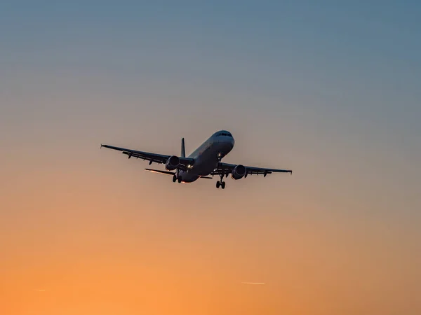 Avião Aproxima Noite — Fotografia de Stock