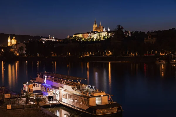 プラハ城 カレル橋とチェコ共和国 プラハの美しい街を流れるヴルタヴァ川の観光スポットを表示 — ストック写真