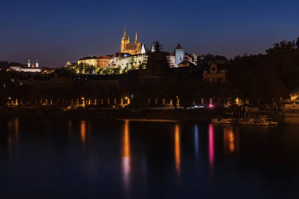 プラハ城 カレル橋とチェコ共和国 プラハの美しい街を流れるヴルタヴァ川の観光スポットを表示 — ストック写真