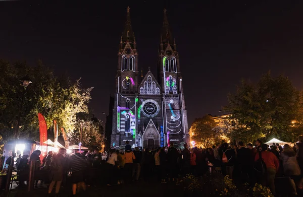 プラハ 2018 Videomapping カウント ダウン プラハの信号で聖ルドミラ教会光祭 2018 チェコ共和国 ストック画像