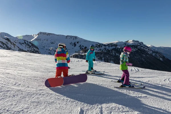 Crianças Bonitas Macacões Coloridos Pista Esqui Pequenos Esquiadores Snowbords Pista — Fotografia de Stock