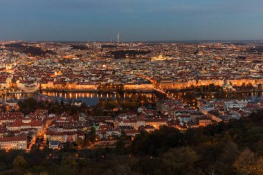 Akşam Prag şehir panoraması. Manzarası Prag. Petrin Kulesi görüntüleyin. Çek Cumhuriyeti