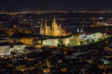 Old Town mimarisi ve St.Vitus Katedrali Prag, Çek Cumhuriyeti için doğal sonbahar akşam Panoraması