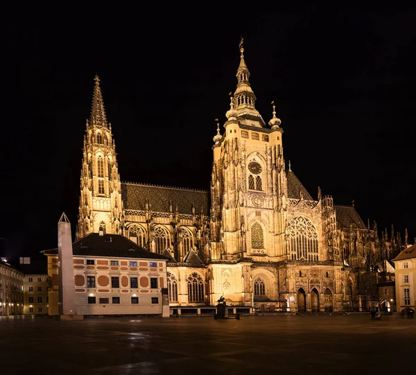 プラハ ゴシック様式の聖ヴィート大聖堂プラハ チェコ共和国での夜景で ゴシック様式の聖ヴィート大聖堂 — ストック写真