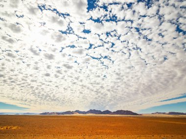 Tuz üzerinden büyük bulutlar Sossuvlei pan. Namib Naukluft Milli Parkı. Kum tepeleri Sossusvlei tavada. Namibya. Afrika.