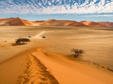 Kumul inanılmaz manzara Sossusvlei tuz pan için. Namib Naukluft Milli Parkı. Kum tepeleri Sossusvlei tavada. Namibya. Afrika.