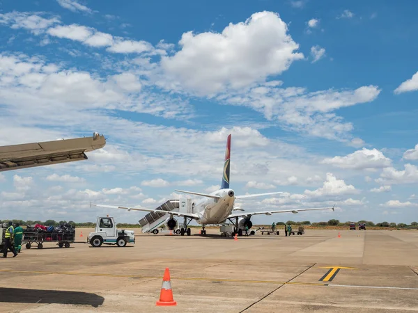 Авиалайнер Взлетно Посадочной Полосе Harry Mwanga Nkumbula International Airport Ливингстоне — стоковое фото