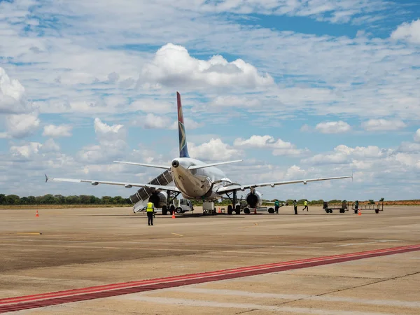 Авиалайнер Взлетно Посадочной Полосе Harry Mwanga Nkumbula International Airport Ливингстоне — стоковое фото