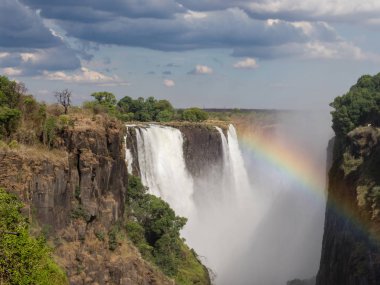 Gökkuşağının üstünde Victoria Falls Zambezi Nehri üzerinde. Victoria falls Zambiya ve Zimbabve kenarlığını Zambezi nehir üzerinde Güney Afrika'da bir şelale mi.