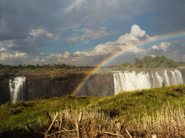 Gökkuşağının üstünde Victoria Falls Zambezi Nehri üzerinde. Victoria falls Zambiya ve Zimbabve kenarlığını Zambezi nehir üzerinde Güney Afrika'da bir şelale mi.