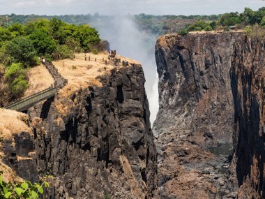 Victoria Falls Zambiya yanında, en ikonik Afrika doğal yerlerinden. Zambezi Nehri ve Zambiya ve Zimbabve kenarlığını Kanyon'da.
