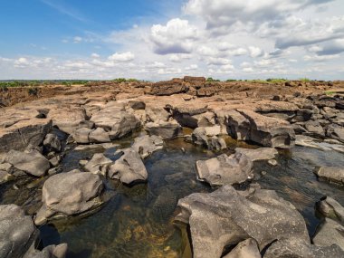Zambiya tarafında Victoria Şelalesi yakınlarındaki Zambezi Nehri'nin kuru yatak.