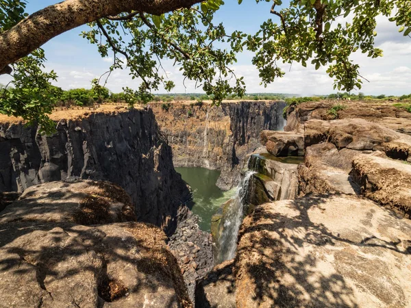 ビクトリアの滝の素晴れらしい眺め ザンビア側からの眺め ヴィクトリアの滝 ザンビアとジンバブエの国境のザンベジ川の南部アフリカの滝 — ストック写真