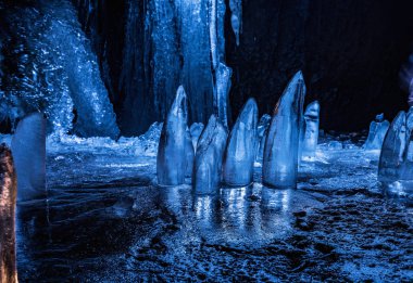 Periler mağara, mağara peri buz kraker ile. Mağara peri buz tezgahları ile mumlar yaktı... Nationalnational park bohem İsviçre, Çek Cumhuriyeti