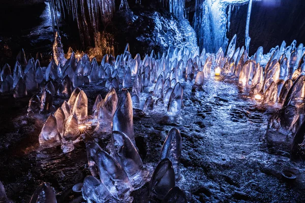 Periler mağara, mağara peri buz kraker ile. Mağara peri buz tezgahları ile mumlar yaktı... Nationalnational park bohem İsviçre, Çek Cumhuriyeti
