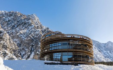 Planica, Slovenya - 17 Şubat 2019. Planica Müzesi Planica karmaşık kayakla atlama tepeleri. Planica Gori hill ek kardeşler uçan ile ünlü kayak atlama mekandır