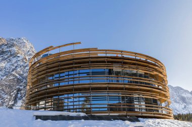 Planica, Slovenya - 17 Şubat 2019. Planica Müzesi Planica karmaşık kayakla atlama tepeleri. Planica Gori hill ek kardeşler uçan ile ünlü kayak atlama mekandır
