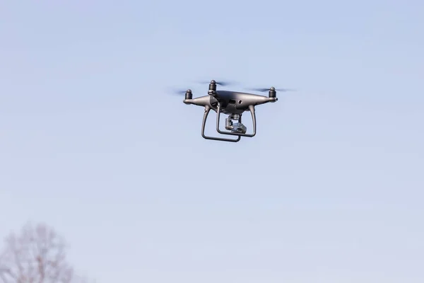 Atterraggio di una mano droned con eliche rotanti. Drone volante su cielo blu . — Foto Stock