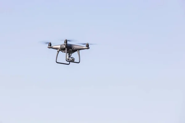 Aterrizando una mano dronada con hélices giratorias. Zángano volador en el cielo azul . —  Fotos de Stock