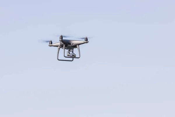 Aterrizando una mano dronada con hélices giratorias. Zángano volador en el cielo azul . —  Fotos de Stock