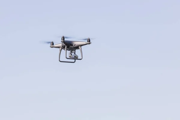 Atterraggio di una mano droned con eliche rotanti. Drone volante su cielo blu . — Foto Stock