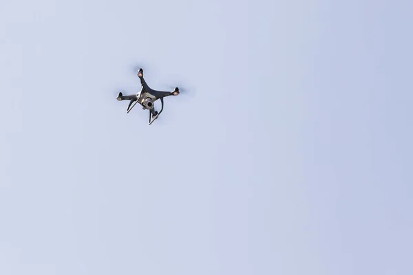 Atterraggio di una mano droned con eliche rotanti. Drone volante su cielo blu . — Foto Stock