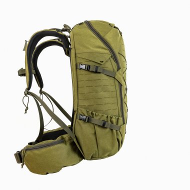 avcılar için yeşil yürüyüş sırt çantası beyaz bir arka plan üzerinde yan cepleri ile kamuflaj,