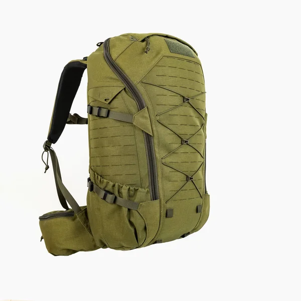 Grüner Wanderrucksack für Jäger Camouflage mit Seitentaschen auf weißem Hintergrund, — Stockfoto