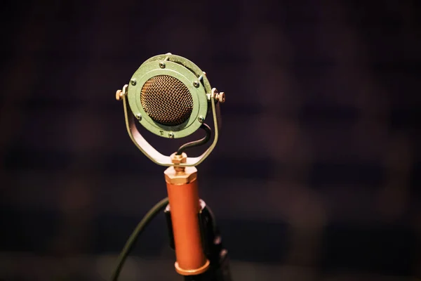 Microphone on stage against a background of auditorium. — Stock Photo, Image